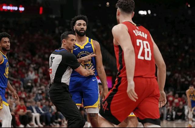 星空体育官方网站-NBA季后赛纷争不休，球队对抗火药味浓烈